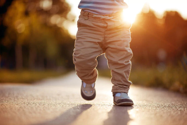 Krabbeln und Laufen Lernen: Ein Riesenschritt fürs Kleinkind, ein noch größerer für die Eltern!