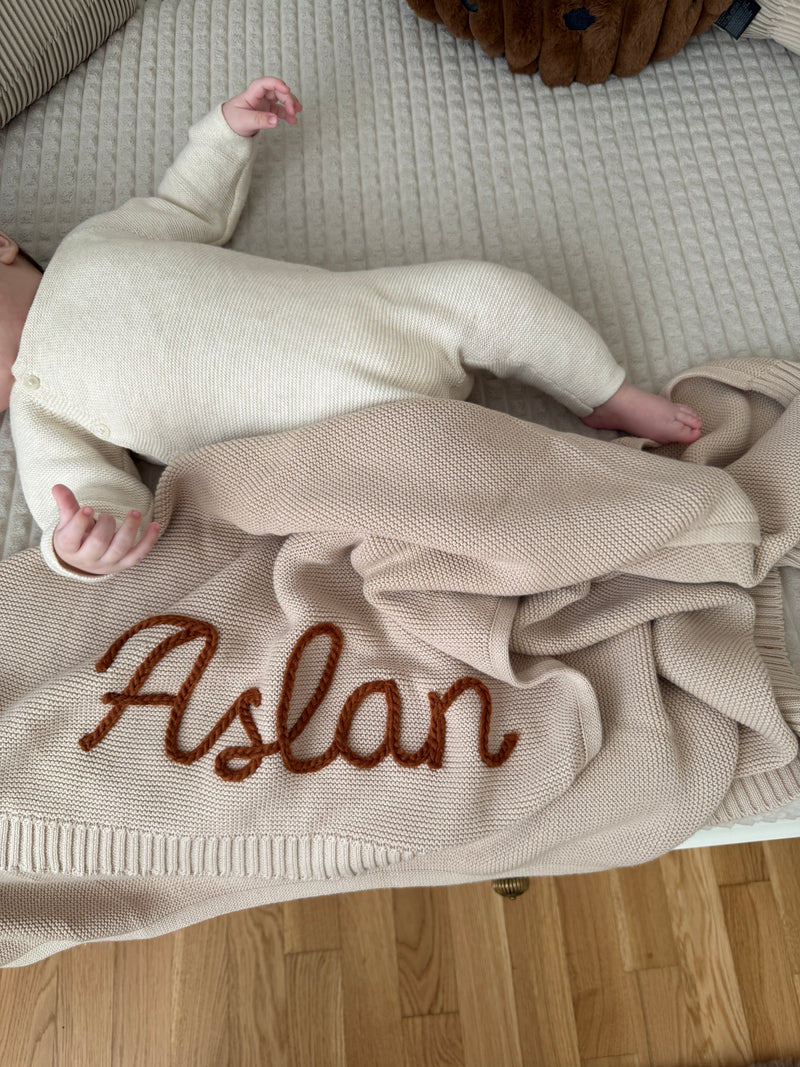 Personalisierte Strickdecke für kleine Entdecker