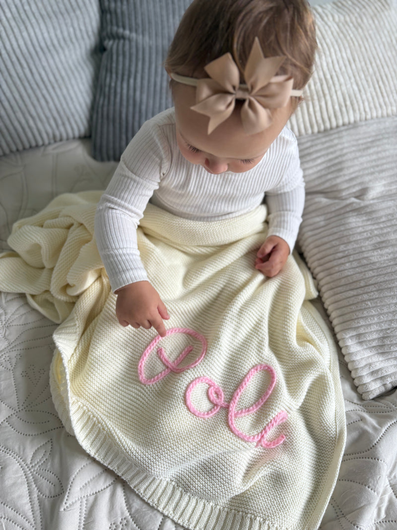 Personalisierte Strickdecke für kleine Entdecker