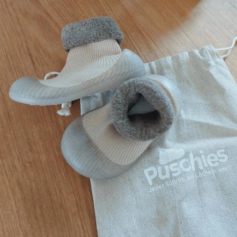 Nachhaltig und ökologisch verpackt ✨| Unser Jutebeutel kann problemlos mehrmals verwendet werden. Dank der Schlaufe kann dein Kind seine eigene Puschies gemütlich selbst tragen.